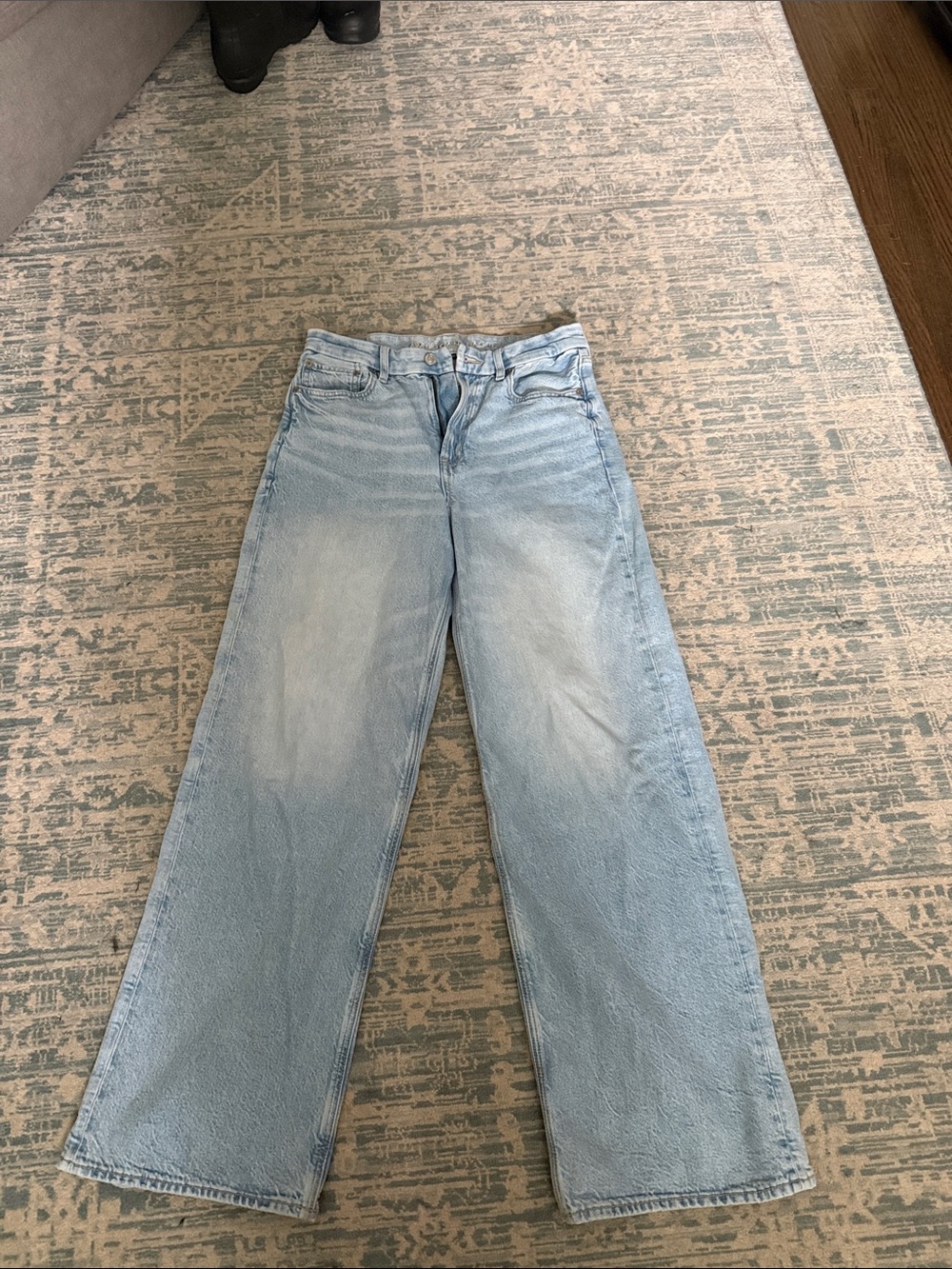 American Eagle Light Wash Wide Leg Women’s Jeans - Classic Everyday Style